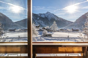 Eine verschneite Berglandschaft mit Gebäuden und blauem Himmel.