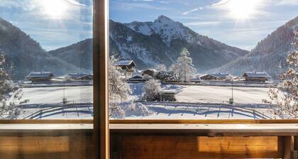Apartment 'Hahnenkamm - 12' mit Bergblick, privatem Balkon und Wlan