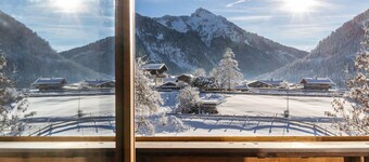 Appartement 'Hahnenkamm - 12' avec vue sur la montagne, balcon privé et Wi-Fi