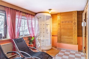 Chuveiro, secador de cabelo, toalhas de banho 