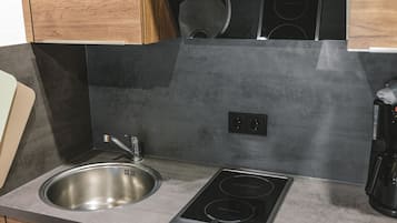 Frigorífic, microones, placa de cuina i cafetera i tetera