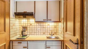 Kühlschrank, Mikrowelle, Herdplatte, Wasserkocher mit Kaffee-/Teezubehör