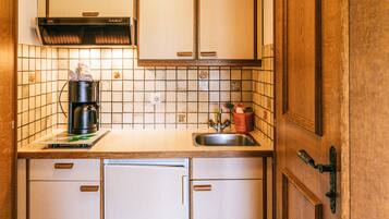 Kühlschrank, Mikrowelle, Herdplatte, Wasserkocher mit Kaffee-/Teezubehör