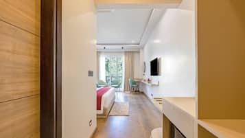 Valley View Premier Room with Balcony | In-room safe, iron/ironing board, free WiFi