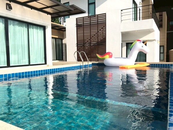 Una piscina al aire libre