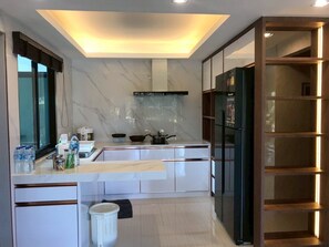 Refrigerador, microondas, placa de cocina, tetera/pava eléctrica