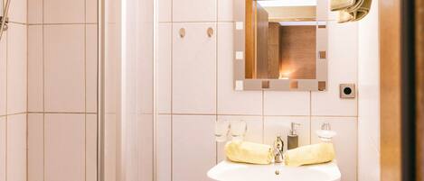 Dusche, Haartrockner, Handtücher