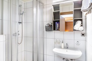 Ducha, secador de pelo y toallas