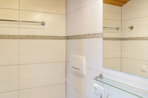 Ducha, secador de pelo y toallas