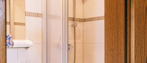 Ducha, secador de pelo y toallas