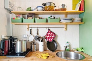 Køleskab, kogeplade, kaffe-/temaskine, elkedel