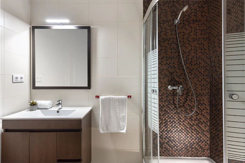 Secador de pelo, toallas, jabón y papel higiénico