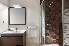Secadora de cabello, toallas, jabón, papel de baño 