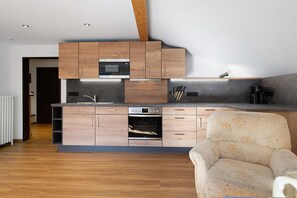 Frigorifero, microonde, forno, piano cottura