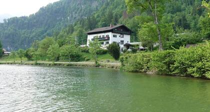 Apartment 'Haus Am See - Jenner' mit Seeblick, privater Terrasse und WLAN