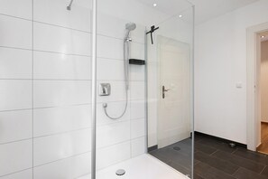 Dusche, kostenlose Toilettenartikel, Haartrockner, Handtücher