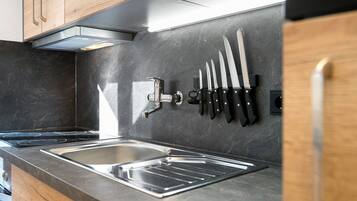 Een koelkast, een magnetron, een oven, een kookplaat