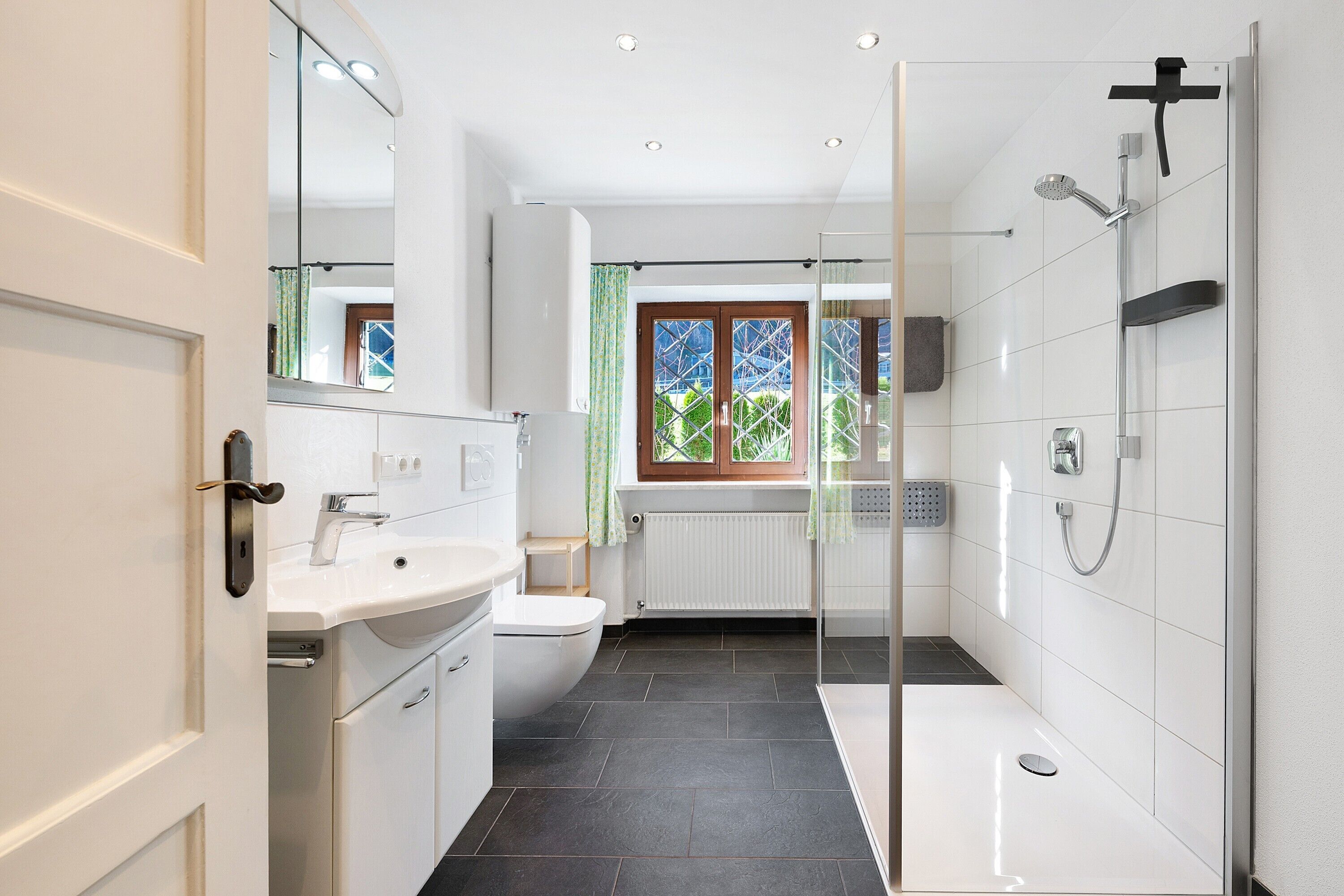 Dusche, kostenlose Toilettenartikel, Haartrockner, Handtücher