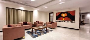 Deluxe Quadruple Room | Living area