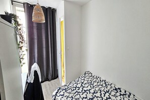 Desk, iron/ironing board, Internet