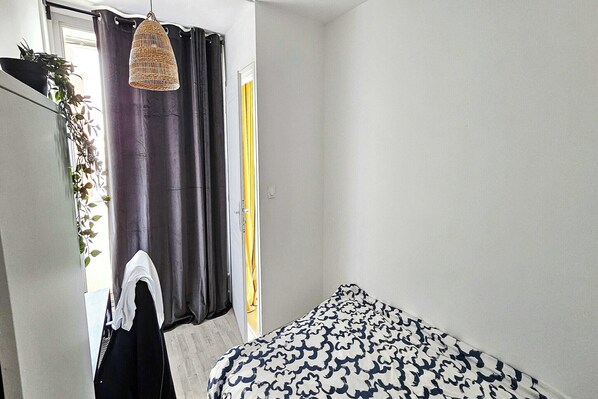 Desk, iron/ironing board, Internet