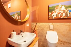 Dusj, hårføner og håndklær