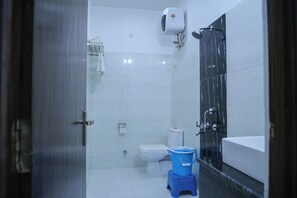 Dusche, Haartrockner, Handtücher, Toilettenpapier