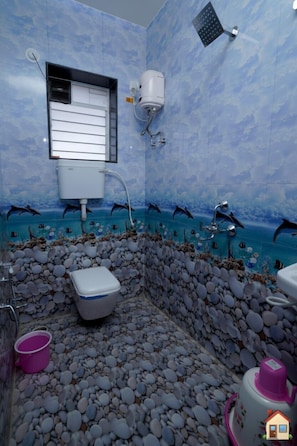 Saaj Villa | Bathroom | Shower, free toiletries, towels