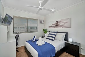 2 habitaciones, escritorio, tabla de planchar con plancha y wifi gratis 