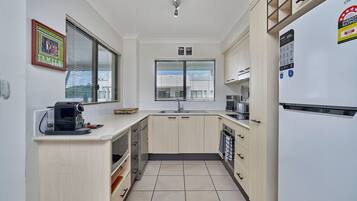 Een koelkast, een magnetron, een kookplaat, een vaatwasser