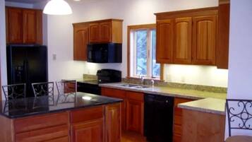 ثلاجة، ميكروويف، موقد طهي مسطح، غسالة أطباق