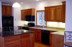 ثلاجة، ميكروويف، موقد طهي مسطح، غسالة أطباق