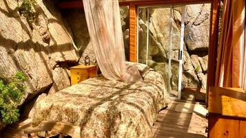 1 bedroom, desk, WiFi, bed sheets