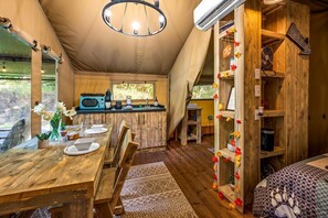 1 bedroom, WiFi, bed sheets - Firefly Season - Glamping with Lake Access Sevierville, TN (Sevierville)
