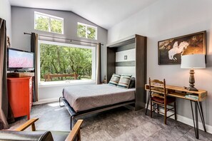 1 slaapkamer, een bureau, een strijkplank/strijkijzer, wifi