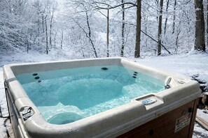 Outdoor spa tub - Rustic Log Cabin Rental with a Hot Tub near Asheville, North Carolina (Clyde)