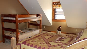 Una camera con un letto a castello, un cane e un tappeto a motivi.