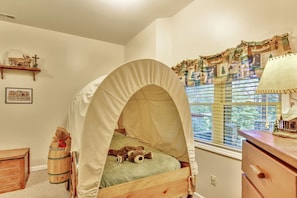 4 bedrooms, desk, iron/ironing board, WiFi - Luxury Vacation Rental with a Hot Tub for Rent in Clyde, North Carolina (Clyde)
