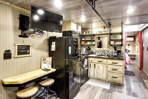 Wasserkocher mit Kaffee-/Teezubehör, Kühlschrank, Mikrowelle, Ofen