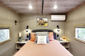1 bedroom, desk, iron/ironing board, WiFi