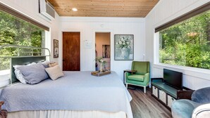 1 bedroom, desk, iron/ironing board, WiFi - The Casa Estiva- A Restful Getaway in the Forest in Weatherford, TX (Weatherford)