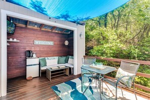 Outdoor dining - The Casa Estiva- A Restful Getaway in the Forest in Weatherford, TX (Weatherford)