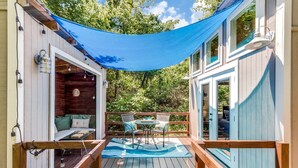 Outdoor dining - The Casa Estiva- A Restful Getaway in the Forest in Weatherford, TX (Weatherford)