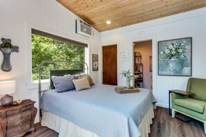 1 bedroom, desk, iron/ironing board, WiFi - The Casa Estiva- A Restful Getaway in the Forest in Weatherford, TX (Weatherford)