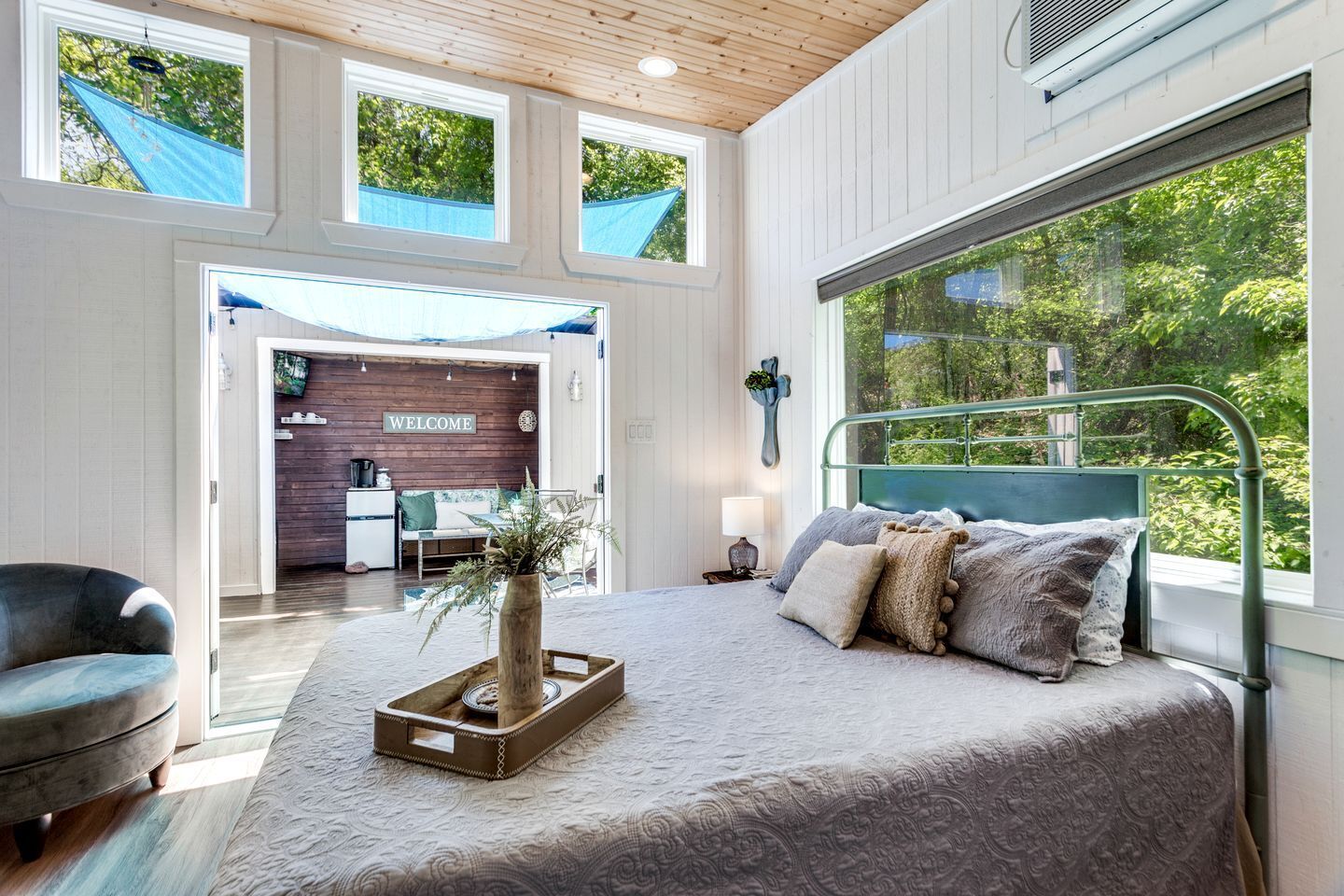 1 bedroom, desk, iron/ironing board, WiFi