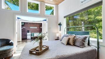 1 bedroom, desk, iron/ironing board, WiFi