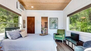 1 bedroom, desk, iron/ironing board, WiFi