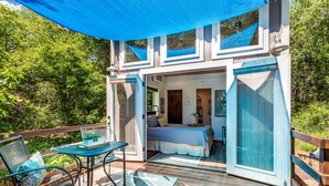 Outdoor dining - The Casa Estiva- A Restful Getaway in the Forest in Weatherford, TX (Weatherford)