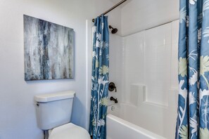 Tina de hidromasaje, secadora de cabello, toallas, jabón