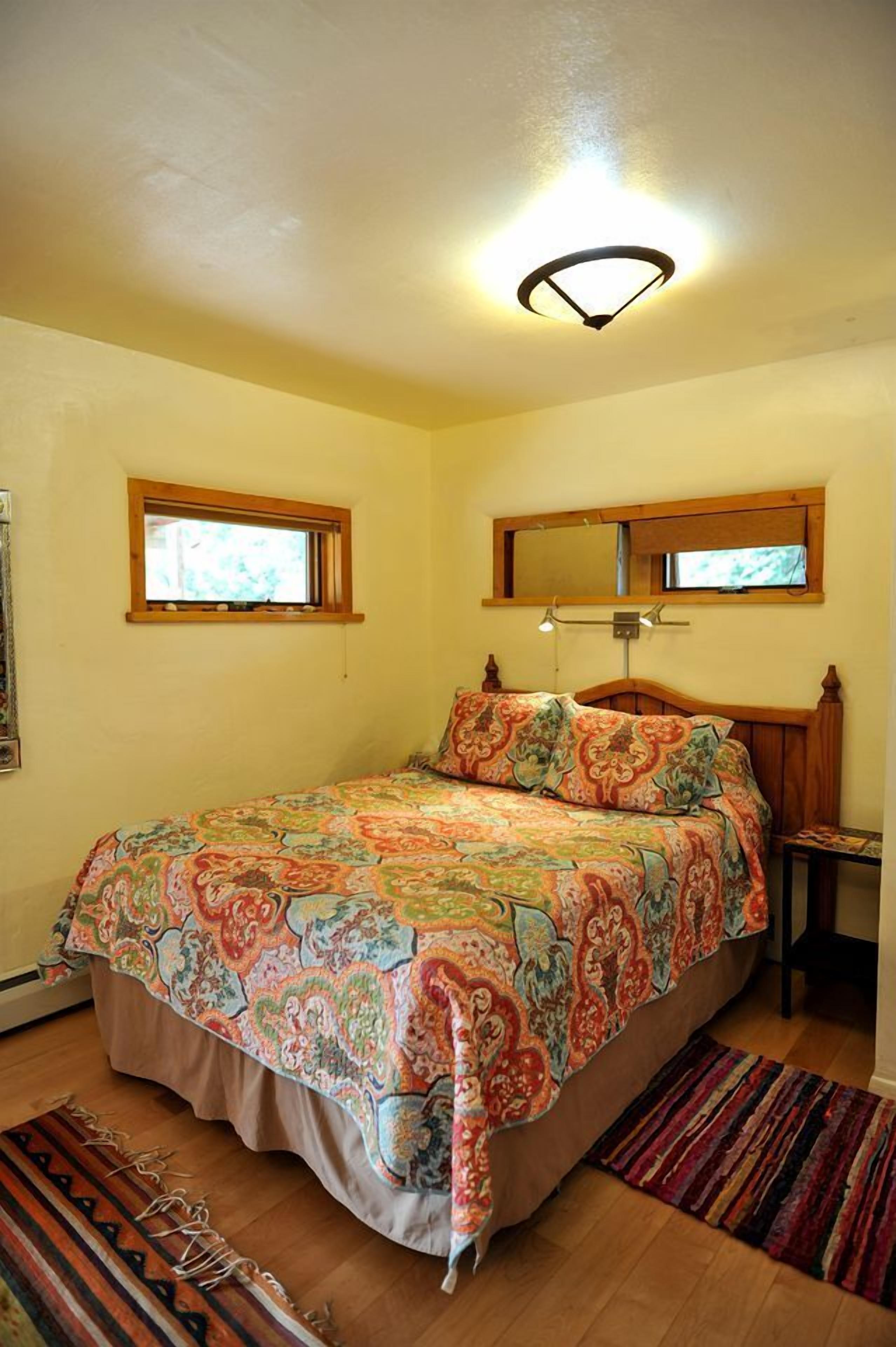 Desk, iron/ironing board, WiFi, bed sheets